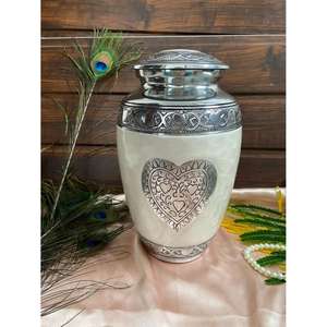 Urna Conmemorativa para Cenizas, Esmaltada en Blanco, Grande, para Adultos, Artesanal, con Diseño Grabado, Urnas de Cremación, Artículos Funerarios al por Mayor - Product Image 1