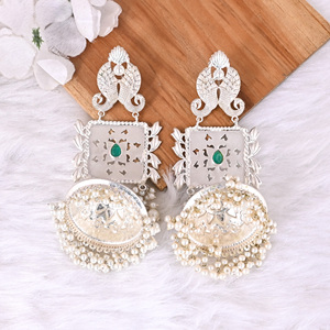 Boucles d'oreilles ethniques Jhumka en perles hydrogénées vertes pour femmes |   Bijoux indiens traditionnels en laiton plaqué argent - Product Image 3