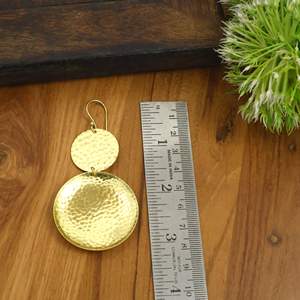 Boucles d'oreilles pendantes martelées plaquées or pour unisexe |   Boucles d'oreilles pendantes classiques faites à la main |   Bijoux de mode pour fêtes OEM ODM - Product Image 2