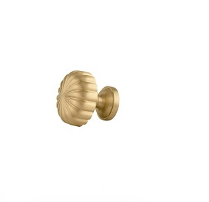 Poignée de meuble moderne en laiton brossé, finition dorée, design floral élégant pour cuisine, avec finition naturelle - Product Image 3