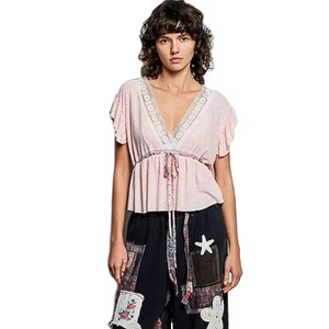 เสื้อเบลาส์แขนสั้นคอวีผูกด้วยลูกไม้ - Product Image 1