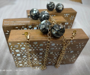 Sofisticado bolso de mano de madera con un hermoso patrón floral de nácar - Product Image 4