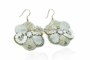 Pendientes Colgantes Florales Blancos Hechos a Mano con Bordado de Cuentas y Lentejuelas, Clásicos para Novias, Accesorios para Bodas y Fiestas, Tamaño Personalizado, Exportación - Product Image 2