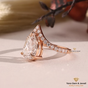แหวนทองคำแท้ 14K ดีไซน์มงกุฎทรงลูกแพร์ ประดับเพชร CVD แล็บโกรว์ น้ำหนัก 2.00 กะรัต สี E ความสะอาด VVS2 รับรองโดย IGI สำหรับผู้หญิง - Product Image 2
