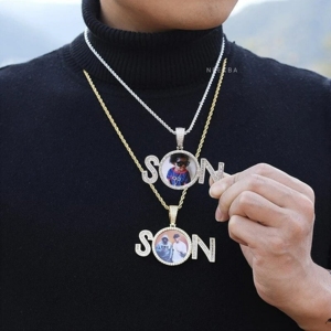 จี้รูปตัวอักษร SON หรือ MOM แบบกำหนดเอง พร้อมภาพถ่าย จี้เพชรโมอิสซาไนต์ทรงบาแกตต์ ตัวเรือนเงินแท้ 925 จี้รูปภาพส่วนตัว - Product Image 3