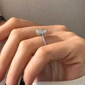 Anillo de Compromiso con Corte Alargado de 2.5 Quilates, Cultivado en Laboratorio, con Pavé, Halo Oculto, Certificado IGI - Product Image 2
