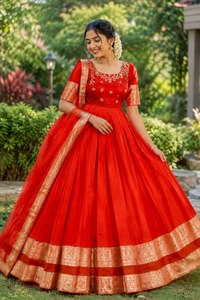 Robe Anarkali en soie mélangée rouge avec broderie florale et bordure Zari, robe de fête de mariage Voni assortie pour femmes - Product Image 5