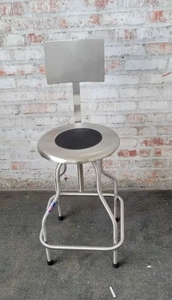 Tabouret de bar pivotant en acier inoxydable avec dossier, hauteur réglable, structure en acier 304, support de pieds, pivotant moderne, usage commercial - Product Image 5