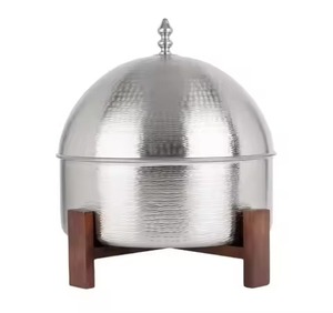 Calentador de Comida Tipo Chafing Dish, Redondo, Plateado, de Acero Inoxidable Martillado, con Base de Madera, para Hogar y Hotel - Product Image 1