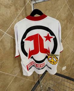 T-shirt blanc à manches courtes pour homme MAX WORLD ENTERPRISES, avec bordure contrastante rouge, logo imprimé sur le devant, respirant, 100 % coton, décontracté, coupe classique - Product Image 2