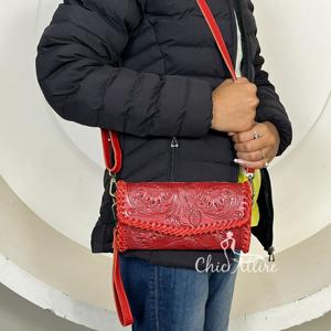 Cartera Cruzada de Cuero Genuino Hecha a Mano para Mujer, con Grabado Floral, Ranuras para Tarjetas, Correa de Muñeca y Bolsillo con Cremallera - Product Image 1