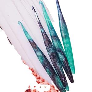 Crochet en résine coloré fait main par un artisan, aiguille à crocheter pour le tricot et les outils d'artisanat - Product Image 1