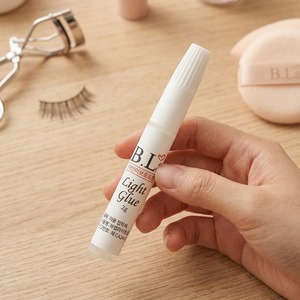 Colle liquide pour ongles, adhésif pour nail art 2g, formule UV personnalisée, marque privée OEM/ODM, colle pour ongles à presser - Product Image 1