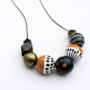 Collier artisanal en perles de résine et de bois écologiques et durables, pour usage quotidien et festif, avec assortiments, RR Enterprises India - Product Image 5