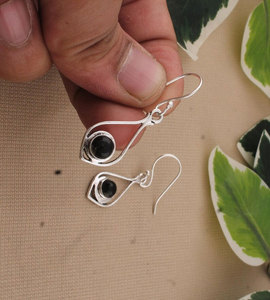 ต่างหูหยดน้ำหยกดำ ชุบเงิน ทำจากทองเหลือง ดีไซน์มินิมอล ต่างหูห้อยสไตล์โบโฮ เครื่องประดับทำมือสำหรับผู้หญิง ของขวัญ - Product Image 4