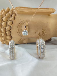 Anillos de oro amarillo con una banda de diamantes redondos y un collar con un colgante redondo, joyería de lujo para novias, regalo de aniversario de boda para ella - Product Image 2