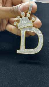 Colgante Personalizado con Inicial, Plata 925, Moissanita VVS, Corte Brillante Redondo, Colgante de Lujo con Nombre y Logotipo Personalizados - Product Image 3