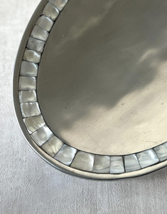 Plateau de service ovale en acier inoxydable avec bordure en nacre pour la cuisine, l'hôtellerie et autres services de restauration - Product Image 5