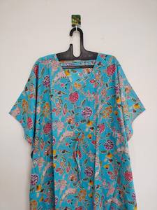 Vestido Kaftán de Algodón Azul con Estampado Floral Hecho a Mano en India, Traje de Playa para el Verano - Product Image 2