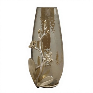Centre de table de luxe élégant en fer doré et aluminium, fait main, avec vase à fleurs en fer, aluminium et verre, pour mariages et décoration de table de style côtier - Product Image 1