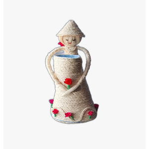 Poupée artisanale tissée à la main avec des fleurs rouges, décoration bohème pour la maison, présentation sur table intérieure - Product Image 6