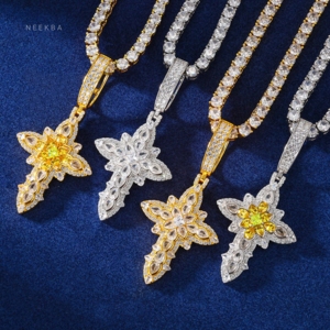 Pendentif Croix Florale Royale - Pendentif en Argent 925 avec Moissanite, Pendentif Croix Entièrement Sertie, Bijou Chrétien Fait Main - Product Image 4