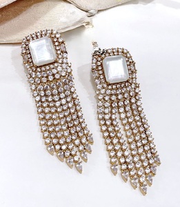 Boucles d'oreilles pendantes tendance en laiton plaqué or avec cristaux et pampilles, pierres de zircon violettes, pour femme, style lustre, pour soirée romantique, ÉCLATS EXCEPTIONNELS - Product Image 2