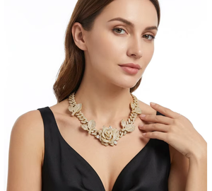 สร้อยคอแบบ Cuban Link สีทองประดับใบกุหลาบพร้อมจี้รูปทรงลูกบาศก์ เหมาะสำหรับงานปาร์ตี้และสตรีทแวร์ - Product Image 2