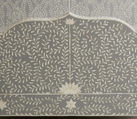Cadre de lit en bois marocain sculpté avec panneaux incrustés, tête et pied de lit festonnés, mobilier de chambre à coucher