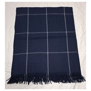 Manta Ligera y Suave con Diseño de Cuadros Finos en Azul Marino y Blanco para Uso Diario, Ideal para Todas las Edades - Product Image 1