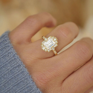 Bague de fiançailles en or jaune avec diamant de laboratoire taille émeraude, halo de diamants baguette - Product Image 6