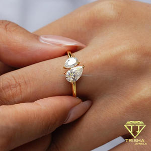 Bague de luxe exclusive à double pierre en diamant de laboratoire taille poire, ton or, élégante et minimaliste, bijoux de mariée pour femme - Product Image 3