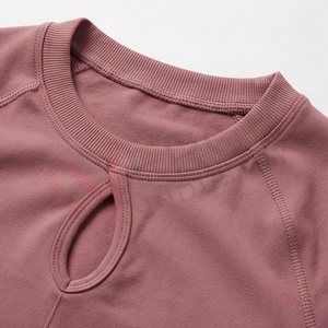 Ensemble 2 pièces pour femme : Crop top rose poudré à manches longues et leggings taille haute avec trous pour les pouces - Product Image 4