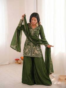 Robe Anarkali longue verte brodée pour femme, tenue traditionnelle indienne et pakistanaise pour mariage, coupe ample en soie - Product Image 6