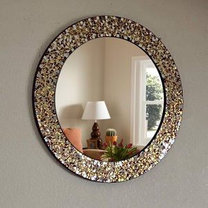 Espejo de Pared Redondo con Mosaico Dorado y Marrón Hecho a Mano, con Marco de Azulejos de Vidrio Geométricos, Espejo Decorativo de Lujo para Ambientes Modernos - Product Image 1