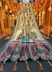 Un magnifique mélange de panneaux violet royal profond et de beige naturel, accentués par des nuances de vert sarcelle. - Product Image 3