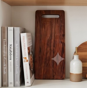 Elegante Tabla de Cortar Rectangular Larga de Madera Marrón con Asa Recortada para Cocina - Product Image 6