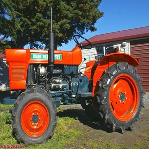 Tracteur agricole Kubota L2201 4x4, machine agricole robuste conçue pour les travaux lourds, adapté au labour et à la récolte. - Product Image 2