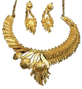 สร้อยคอไข่มุกแฟชั่นสำหรับผู้หญิงพร้อมจี้ใบและไม้กางเขนแบบสั้นสำหรับงานแต่งงานหรือเป็นของขวัญในยุโรปและอเมริกา - Product Image 1