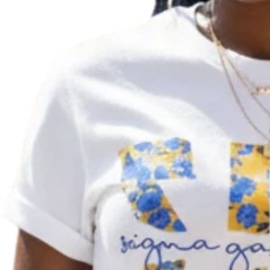 เสื้อยืดลายดอกไม้ Sigma Gamma Rho ตัวอักษรขนาดใหญ่ เสื้อยืดแขนสั้นคอกลมผ้าฝ้ายสำหรับผู้หญิง เสื้อยืดกราฟิกแฟชั่นลำลองสำหรับชมรมนักศึกษา - Product Image 3