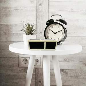 Boîte à bijoux rectangulaire en résine noire et blanche, moderne et luxueuse, pour ranger colliers et boucles d'oreilles, pour le salon, par Crescen - Product Image 2