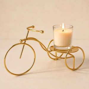Portavelas de metal con acabado dorado y negro en forma de bicicleta vintage, elegante decoración de mesa, ideal para la sala de estar y la decoración del hogar. - Product Image 1