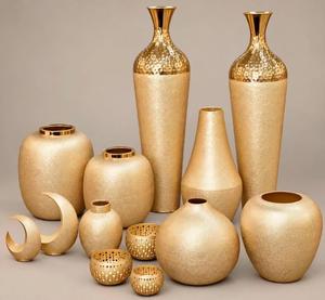Ensemble de vases à fleurs de luxe en métal doré, vase sur pied en laiton texturé, sculpture lune croissante, porte-bougie perforé, décoration - Product Image 1