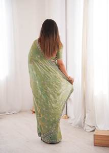 Sari de diseñador de satén Fendi puro y de alta calidad con bordado de cuentas y ribete con pedrería, más blusa de satén a juego con encaje listo para usar. - Product Image 3