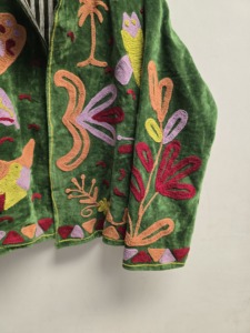 เสื้อแจ็คเก็ตกำมะหยี่สีเขียวป่าลายซูซานีสำหรับผู้หญิง งานแฮนด์เมด ลายปักดอกไม้และนกเขตร้อน สไตล์โบโฮ เอธนิค เสื้อคลุมสำหรับฤดูหนาว ขายส่งและส่งออก - Product Image 4