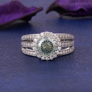 Anillo de Compromiso Unisex de Platino con Diamante Corte Pera, Halo y Diamantes Laterales, Estilo Clásico, Chapado en Oro de 14K, Certificado IGI - Product Image 1
