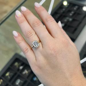 แหวนหมั้นและแต่งงานเพชรโมอิสซาไนต์คุณภาพสูง 1.50 กะรัต จาก Iced Jewelz ตัวเรือนทองคำขาว 14k ทรงเหลี่ยมมรกต ประดับแบบ Prong Setting - Product Image 2