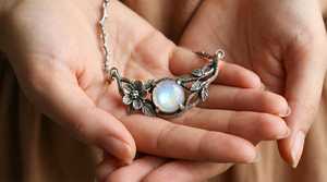 Pendentif Fleur Vintage en Opale Plaqué Or Argent 925 Sertissage Clos Bijoux Femme Inspirés de la Nature pour Fiançailles - Product Image 3
