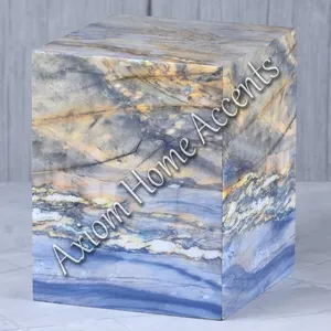 Urne en bois artisanale avec surface lisse traditionnelle et sculptures détaillées pour préserver les souvenirs de l'être cher. - Product Image 3