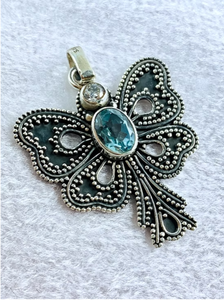 Pendentif papillon artisanal en argent 925 avec pierre précieuse topaze, parfait pour un cadeau, à porter au quotidien et pour toutes les occasions - Product Image 3